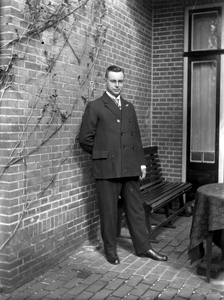 853615 Portret van Elias Johan Haanschoten, geboren Utrecht 17 mei 1895, arts, overleden Utrecht 3 maart 1962, in de ...